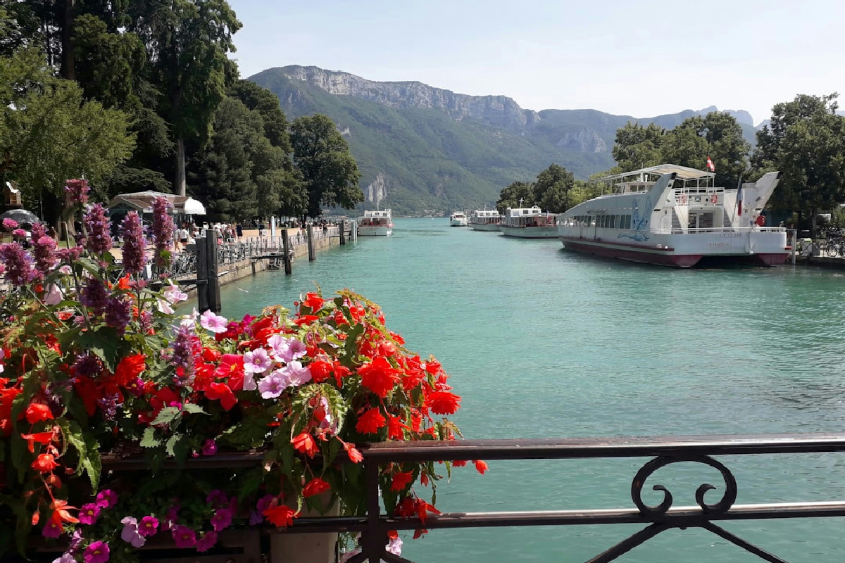La città color pastello tra le Alpi che sembra una piccola Venezia