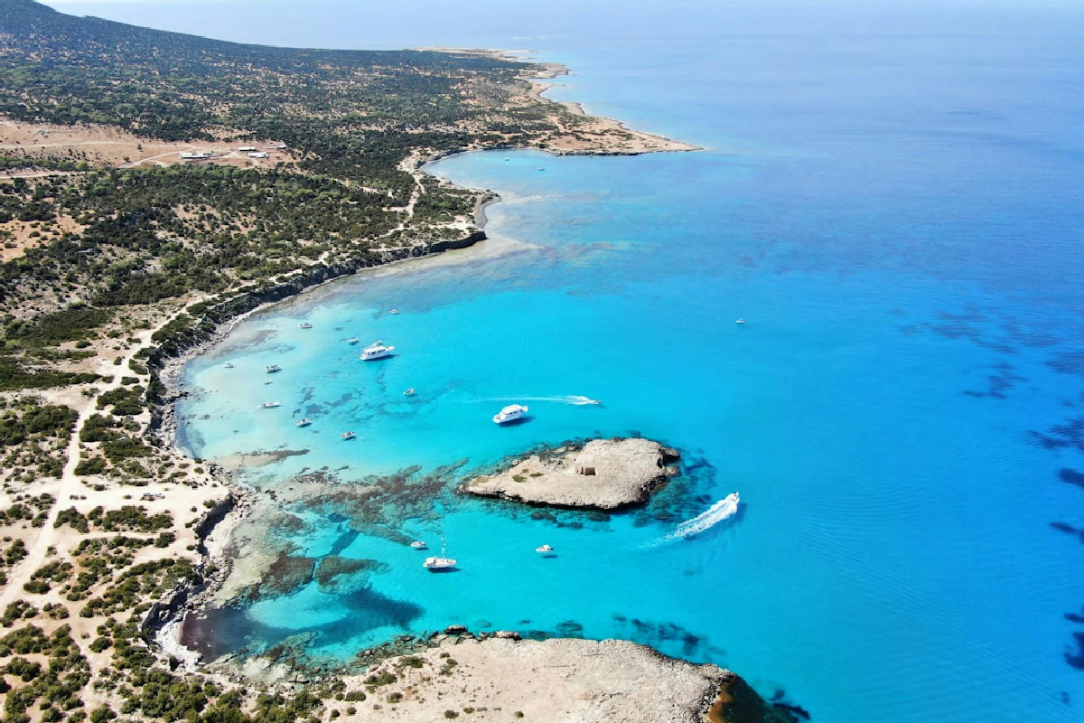 Ecco dove gli italiani scelgono l’ultimo bagno al mare: mete low cost che pochi considerano davvero