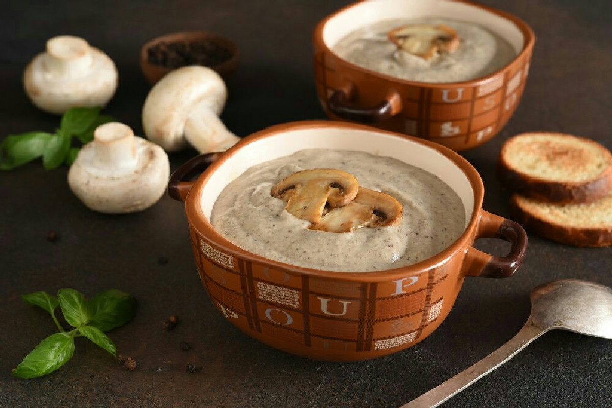 Funghi protagonisti in cucina: la crema perfetta per primi e crostini che conquista ogni tavola