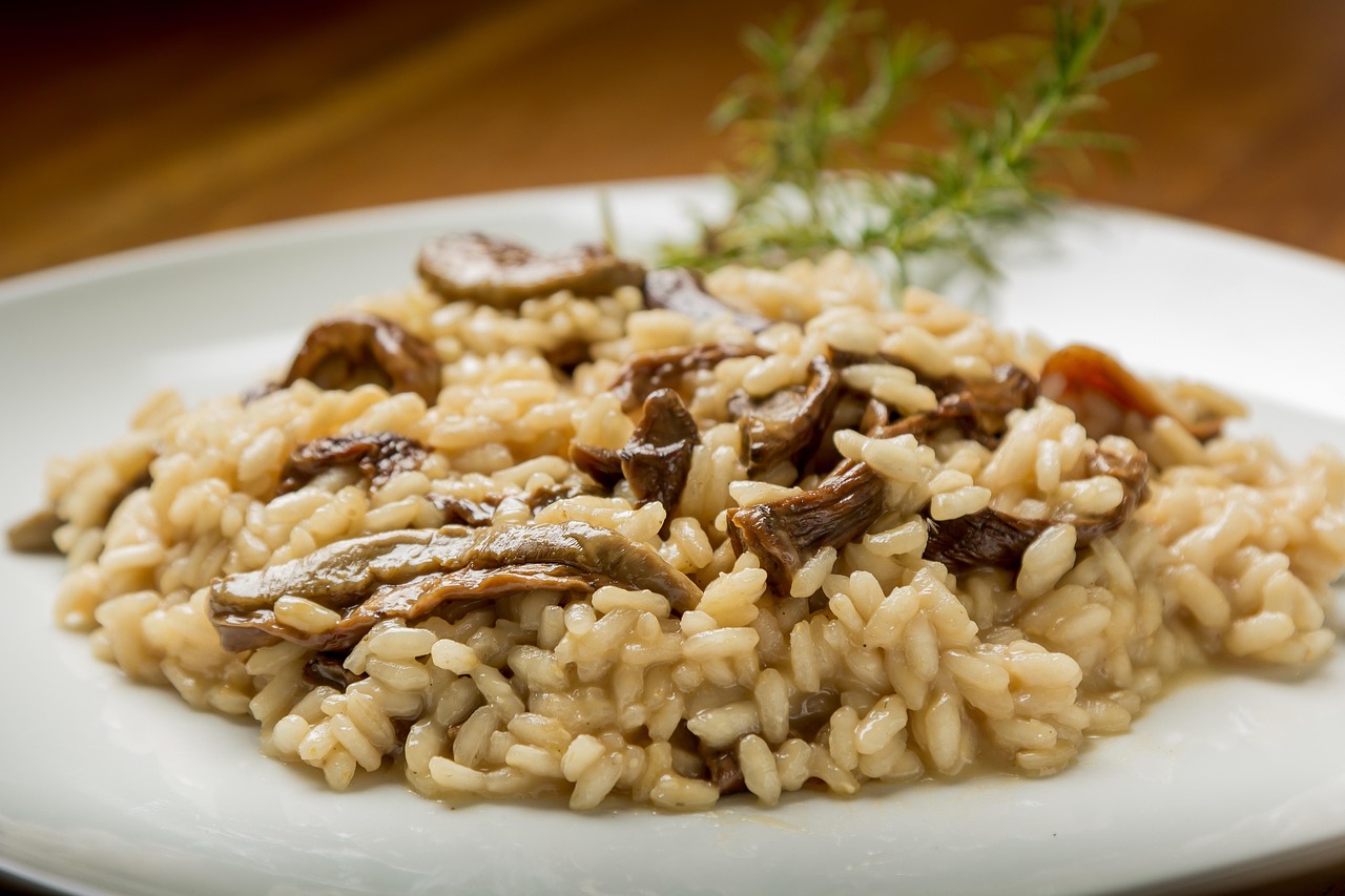 I funghi secchi regalano al risotto un profumo avvolgente: prova la ricetta cremosa di stagione