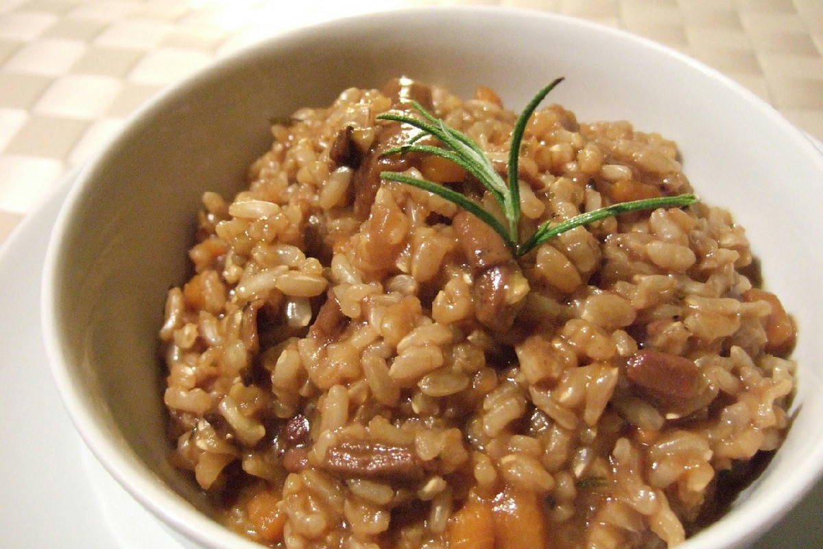 I funghi secchi regalano al risotto un profumo avvolgente: prova la ricetta cremosa di stagione