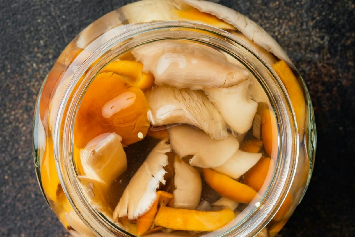 Funghi sott’olio, 7 idee sfiziose: antipasti, bruschette e abbinamenti perfetti per ogni tavola