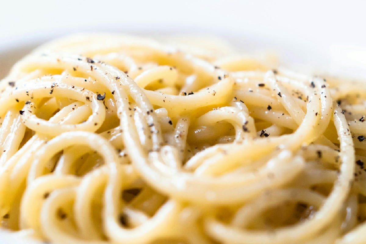Hai mai provato la pasta cacio e pere? Il connubio che trasforma una cena e stupisce ogni ospite
