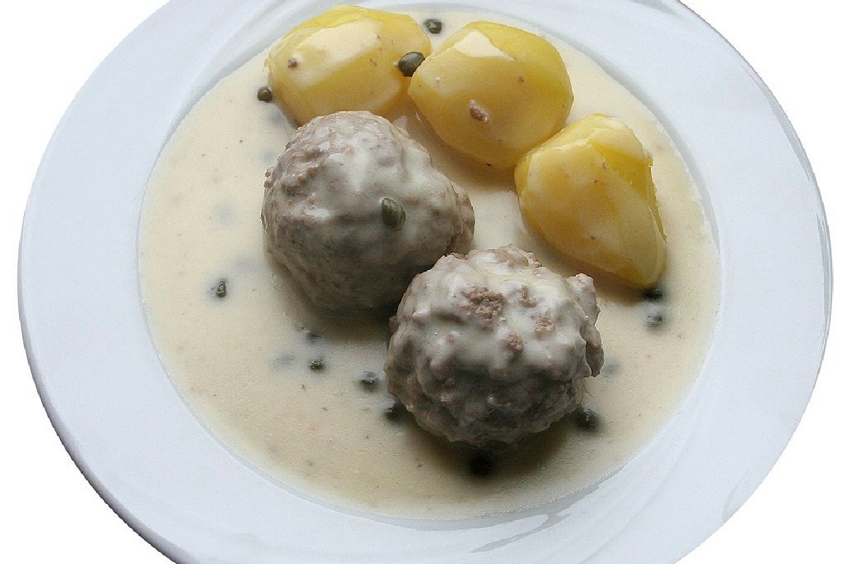 Polpette di pollo morbide e salsa cremosa ai funghi: il secondo ricco che esalta l’autunno