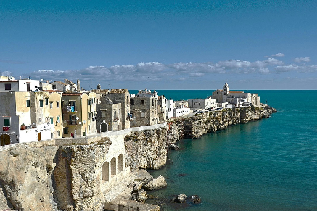In Puglia l’autunno regala paesaggi fiabeschi: ulivi dorati, borghi lenti e spiagge deserte
