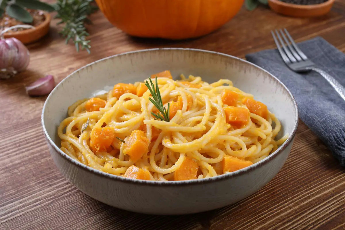 Da quando porto in tavola la carbonara di zucca, in casa chiedono sempre il bis: è irresistibile
