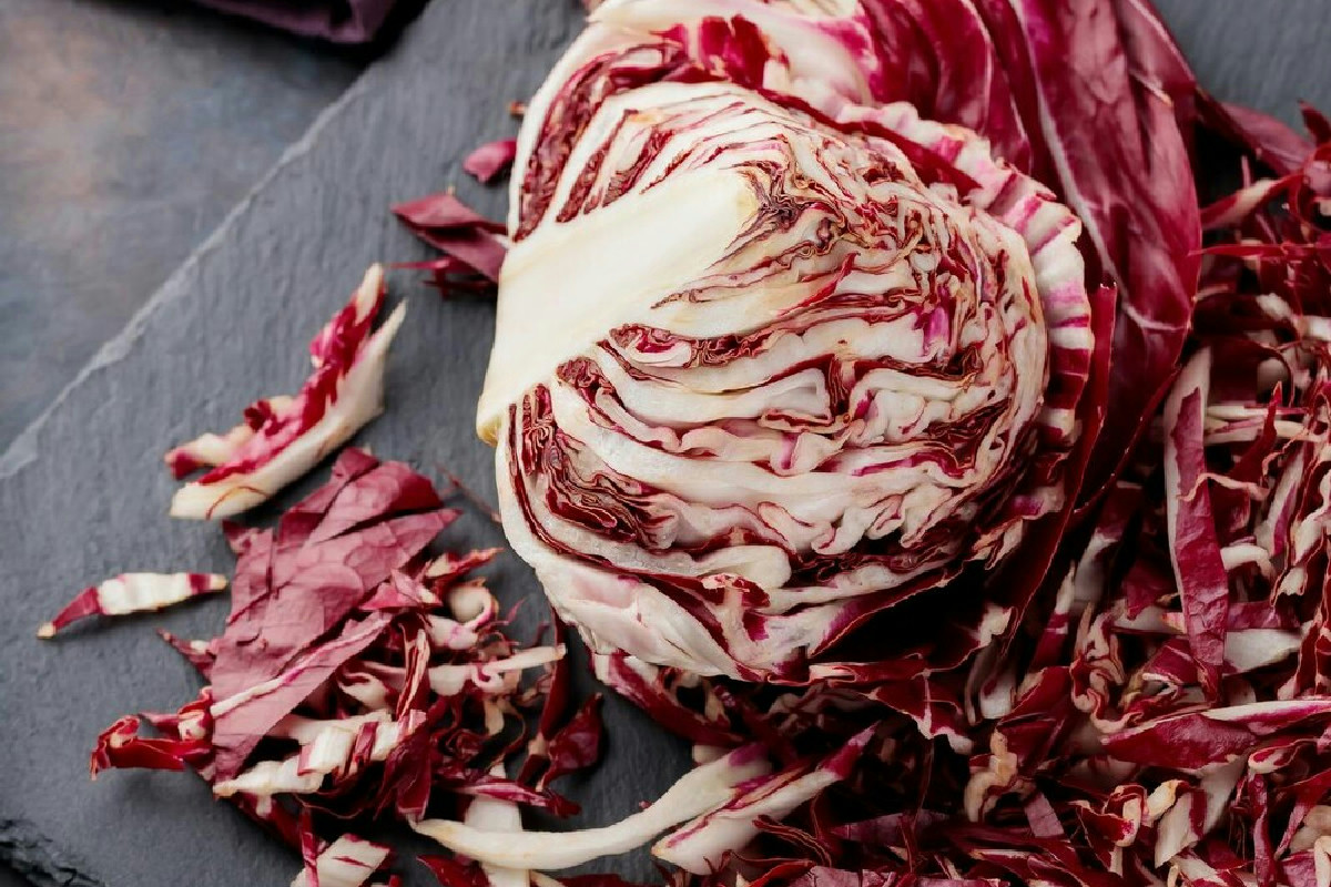 5 benefici naturali del radicchio rosso per migliorare benessere, digestione e salute del cuore