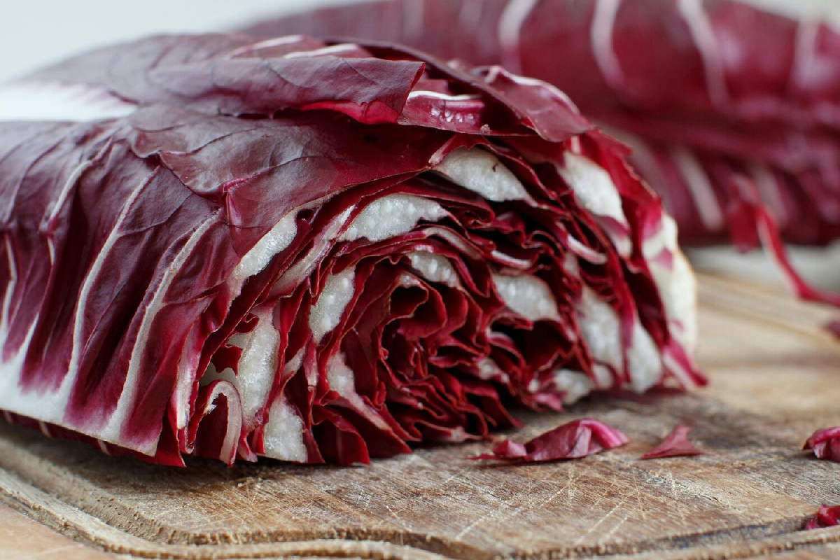 5 benefici naturali del radicchio rosso per migliorare benessere, digestione e salute del cuore