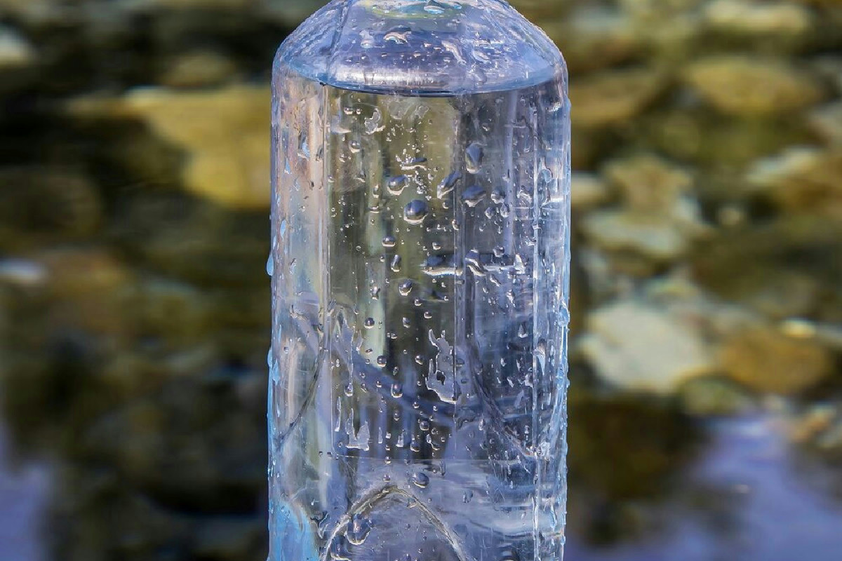Bere acqua in bottiglia può danneggiare i reni: ecco quali scegliere per evitare rischi alla salute