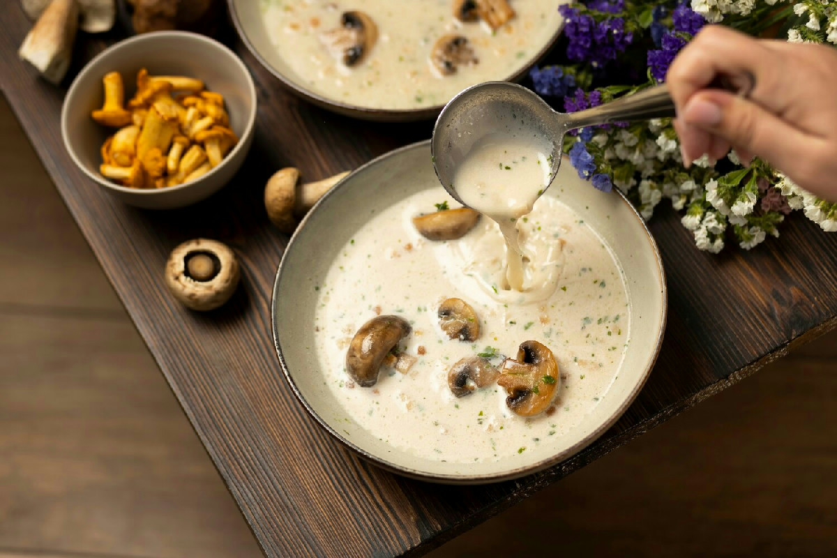 Brodo orientale ricco di sapori: crema di funghi vellutata e uova morbide al centro caldo