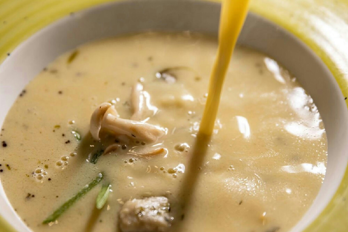 Brodo orientale ricco di sapori: crema di funghi vellutata e uova morbide al centro caldo