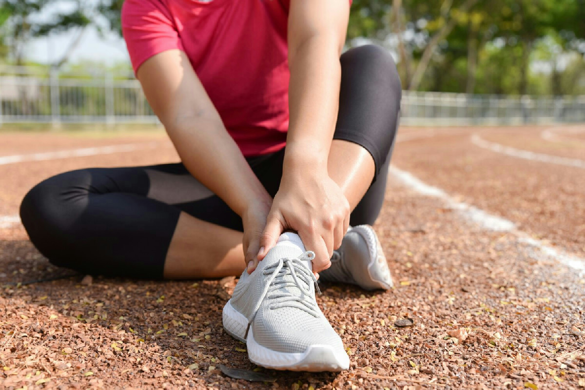 Caviglia storta: passaggi essenziali per un recupero rapido e per prevenire complicazioni immediate