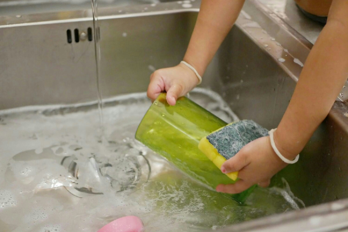 Come pulire i contenitori di plastica senza fatica per ottenere risultati impeccabili