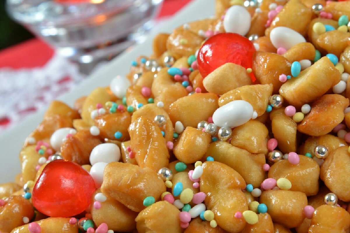 Cosa nasce dall’incontro tra tradizione e dolcezza: gli struffoli fritti napoletani perfetti