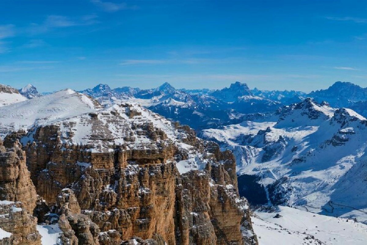Tra le Dolomiti, un borgo nascosto tra legno antico e montagne maestose da scoprire
