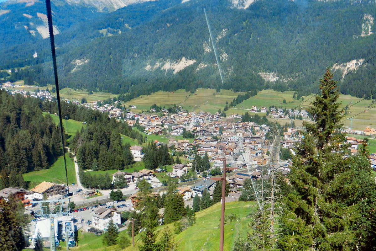 Tra le Dolomiti, un borgo nascosto tra legno antico e montagne maestose da scoprire