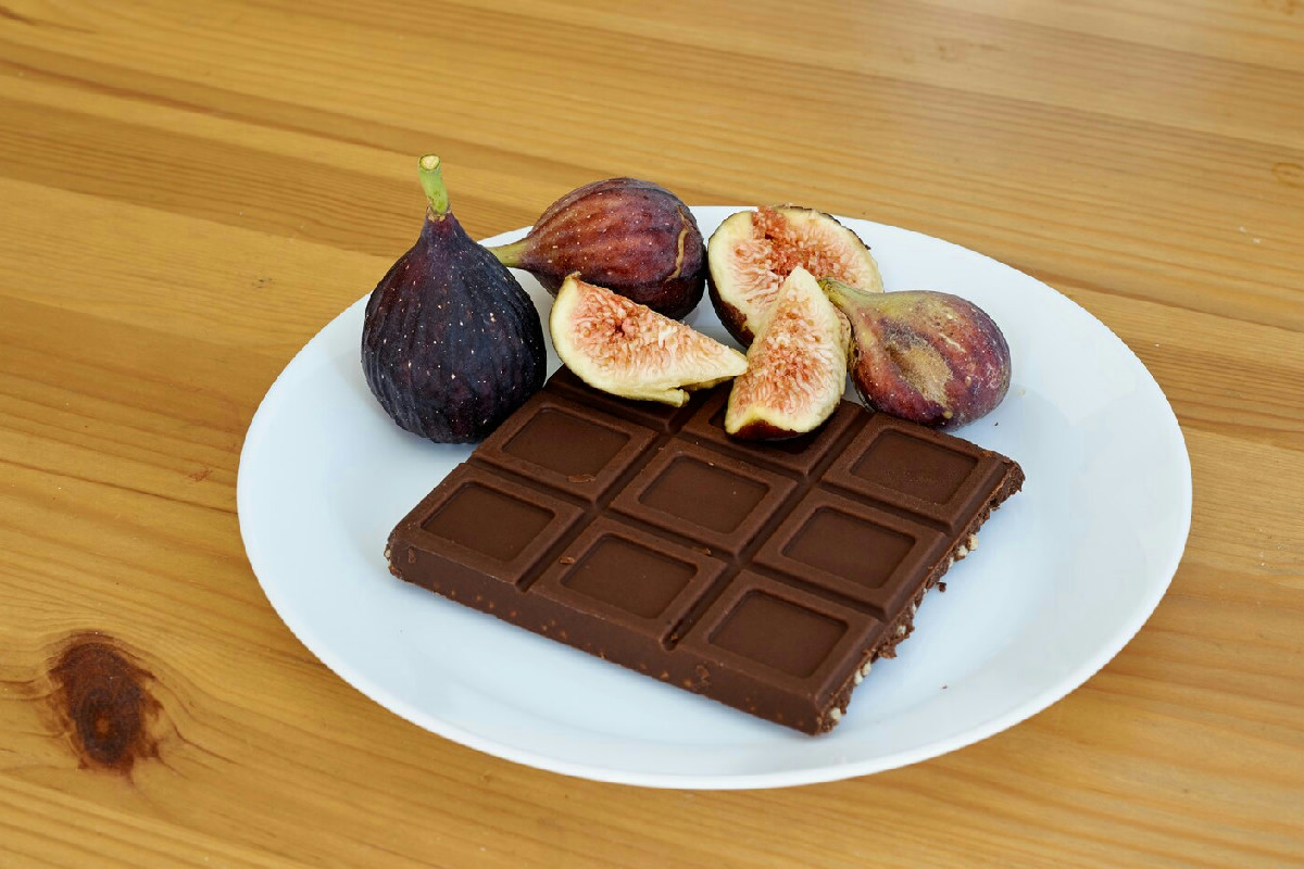 Fichi ricoperti di cioccolato fondente: un dolce raffinato in soli 5 minuti da gustare ogni festa