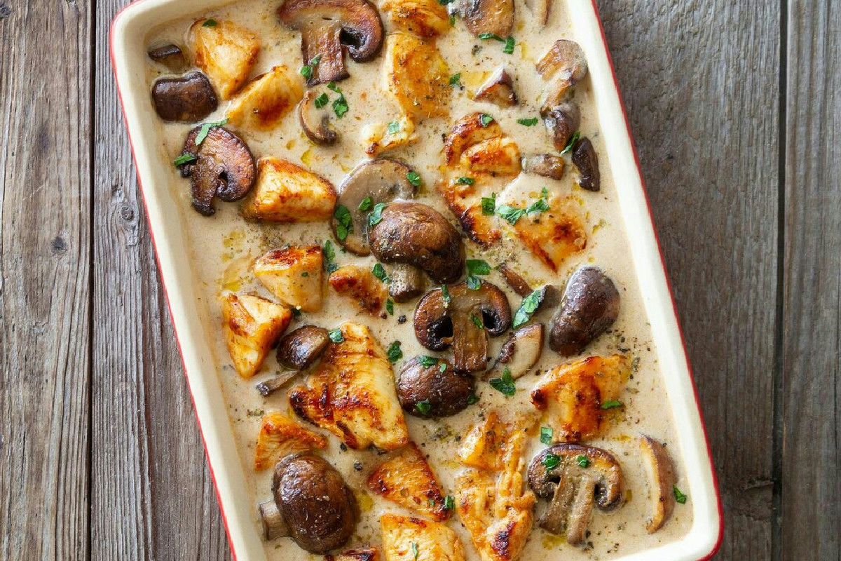 Il gratin di funghi con besciamella, parmigiano e mozzarella: un mix irresistibile e cremoso