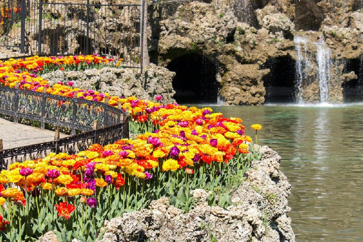 Il lago che cambia tonalità con le stagioni regala spettacoli naturali unici come opere d’arte