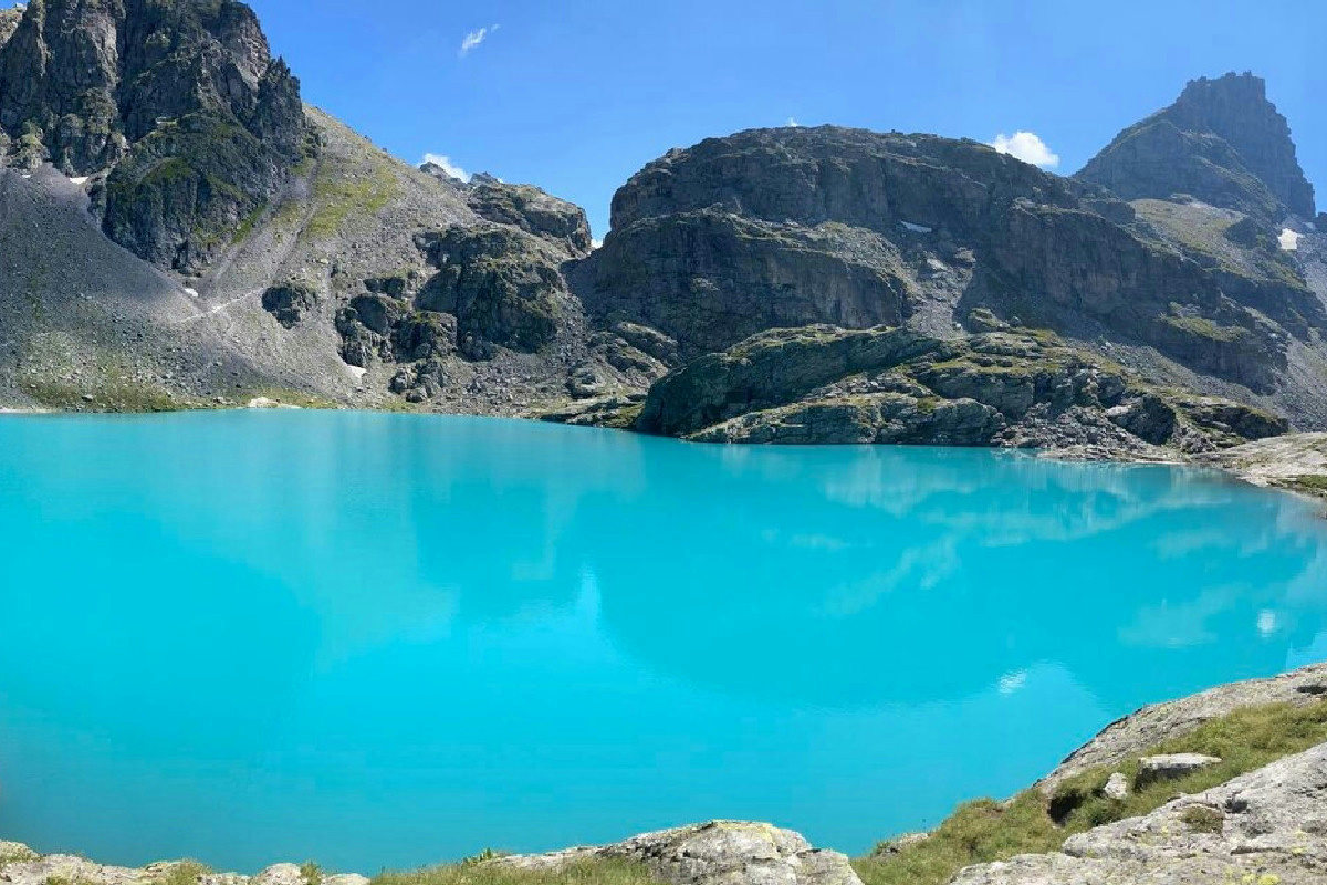 Il lago che cambia tonalità con le stagioni regala spettacoli naturali unici come opere d’arte