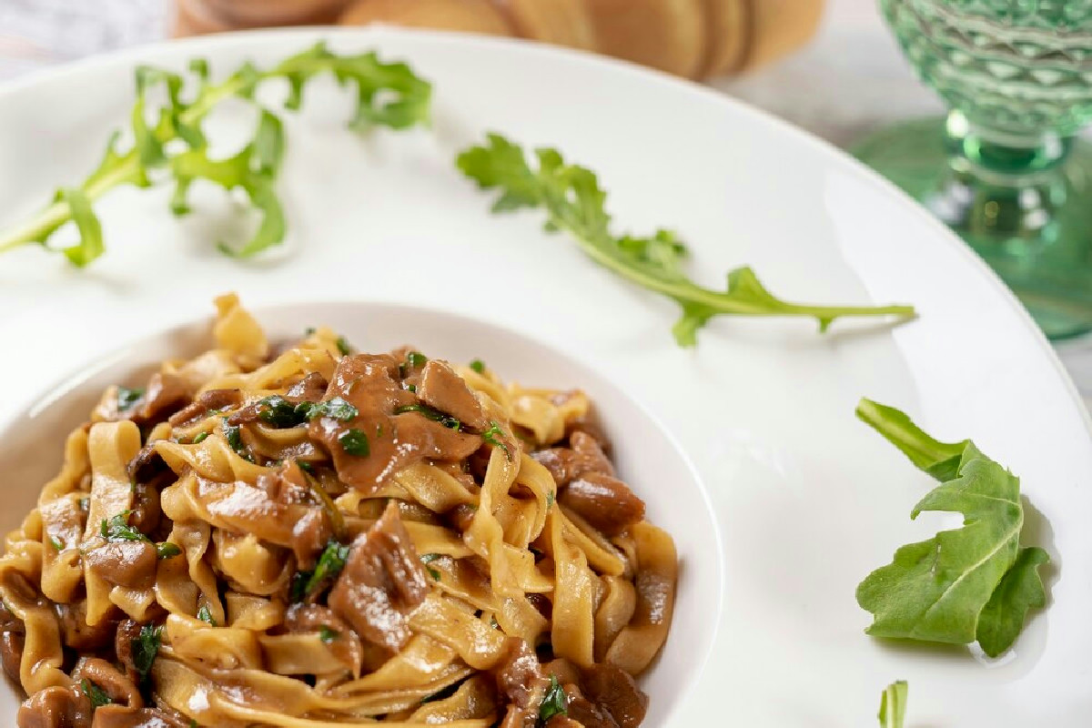 La lasagna bianca con funghi finferli e crema: come conquistare i palati più esigenti subito