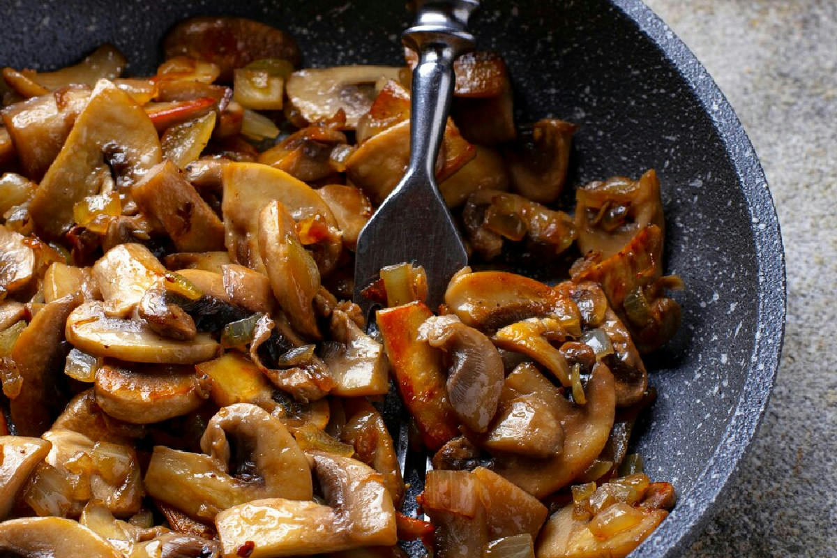Non immagini cosa accade ai funghi con il trucco di Etchebest: profumo e scioglievolezza unici