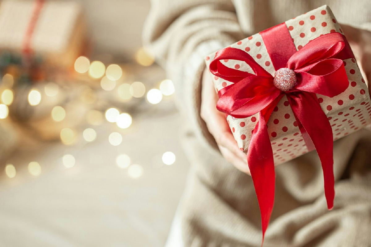 Il passaggio semplice per creare confezioni regalo natalizie dallo stile unico e raffinato