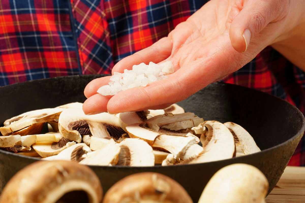 Perché immergere i funghi in acqua peggiora sapore e consistenza: il gesto da evitare in cucina
