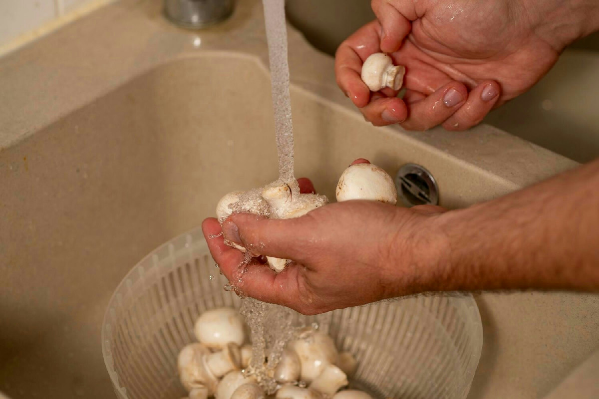Perché immergere i funghi in acqua peggiora sapore e consistenza: il gesto da evitare in cucina