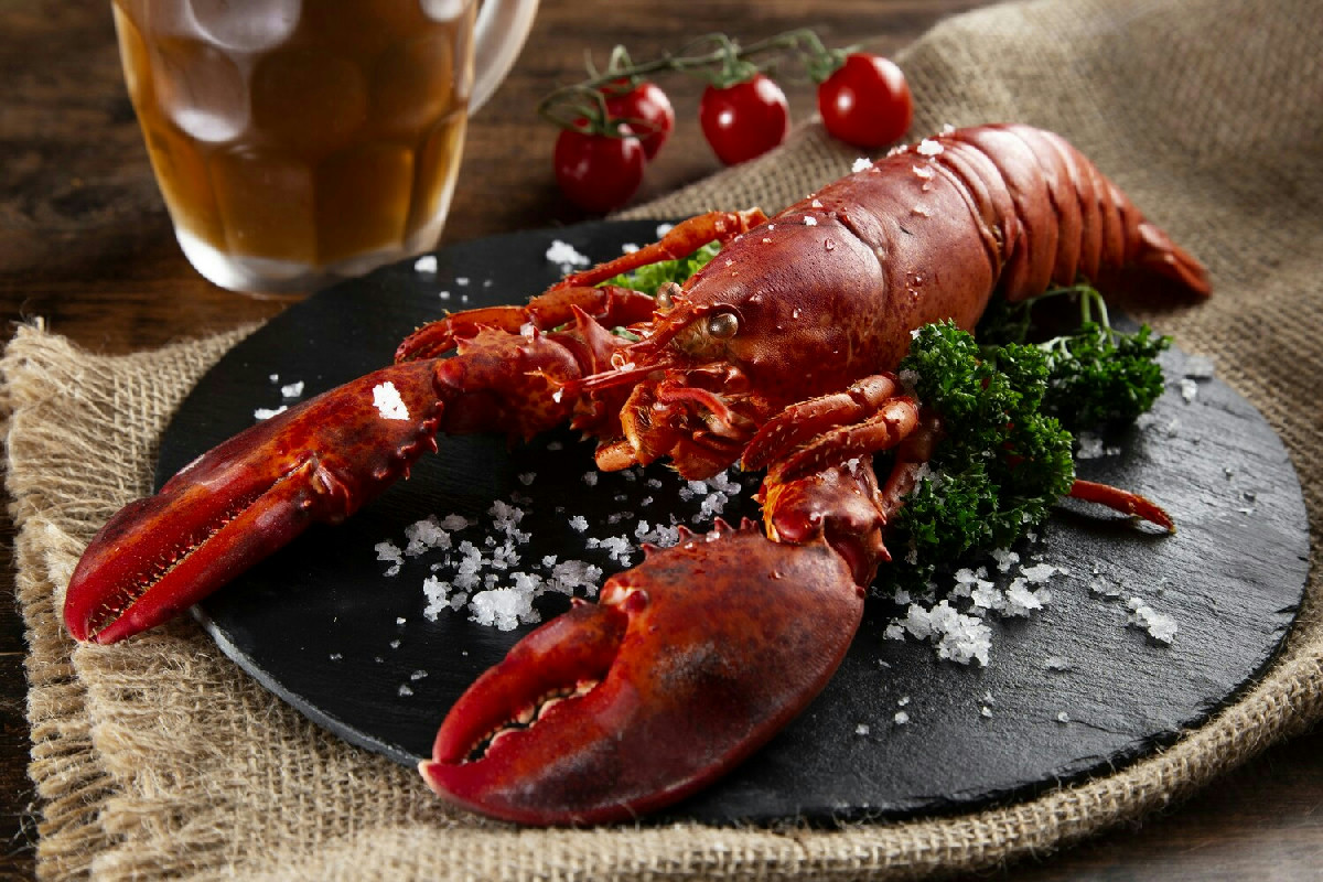 Perché l’astice al cartoccio è il piatto preferito nelle cene più esclusive e irresistibili