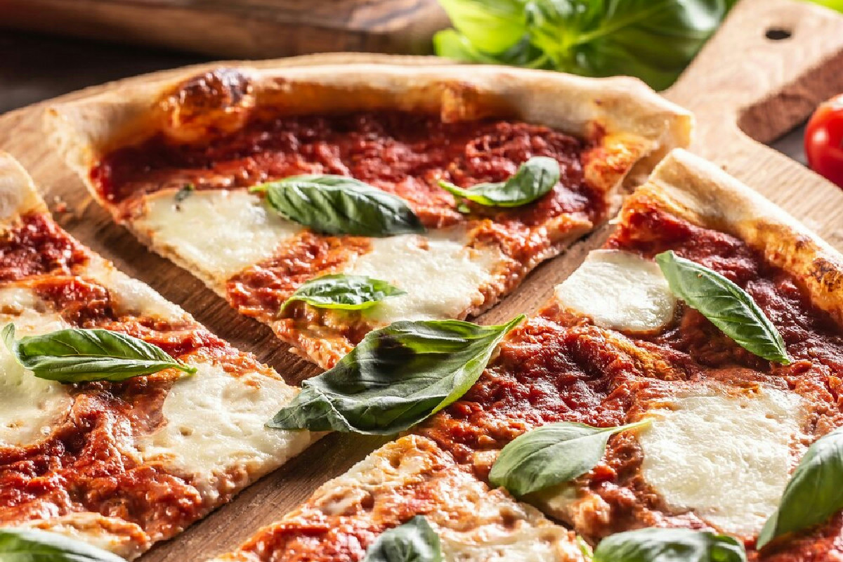 Perché l'impasto della pizza fatta in casa risulta spesso pesante e difficile?