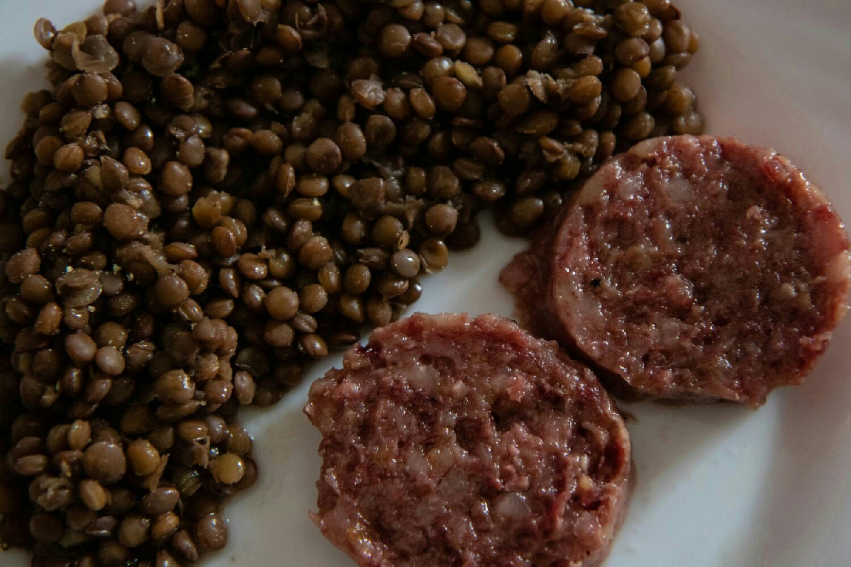 Il piatto tradizionale delle feste: polpettoni e legumi invernali ricchi di gusto e calore