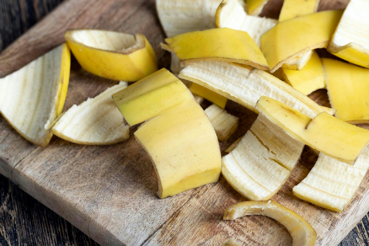 Il piccolo segreto della buccia di banana che nutre le piante e ne stimola la crescita naturale