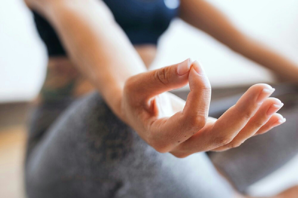 Praticare yoga regolarmente influenza la pressione alta: cosa dicono le ricerche scientifiche attuali