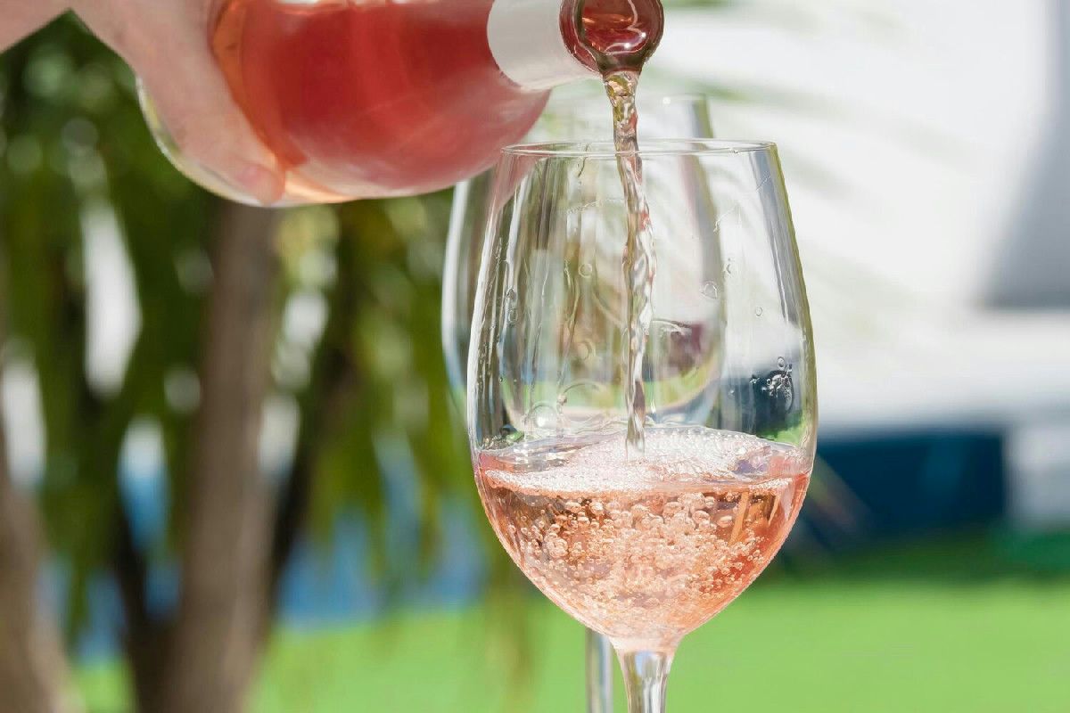Prezzo record per il vino rosè: ecco perché l’offerta a un centesimo sta attirando l’attenzione