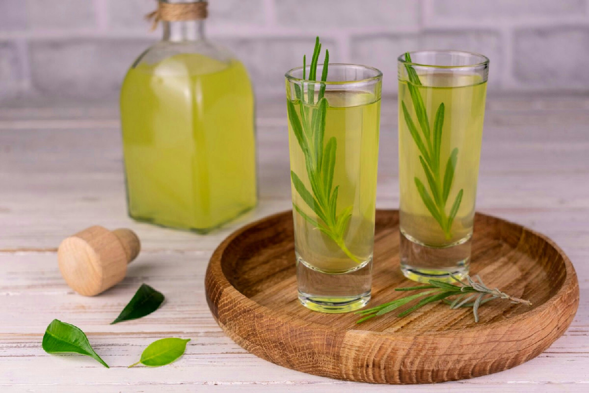 Questo piccolo segreto delle foglie profumate di limone trasforma il liquore fatto in casa