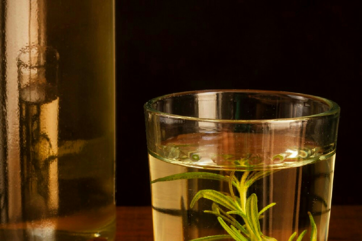 Questo piccolo segreto delle foglie profumate di limone trasforma il liquore fatto in casa