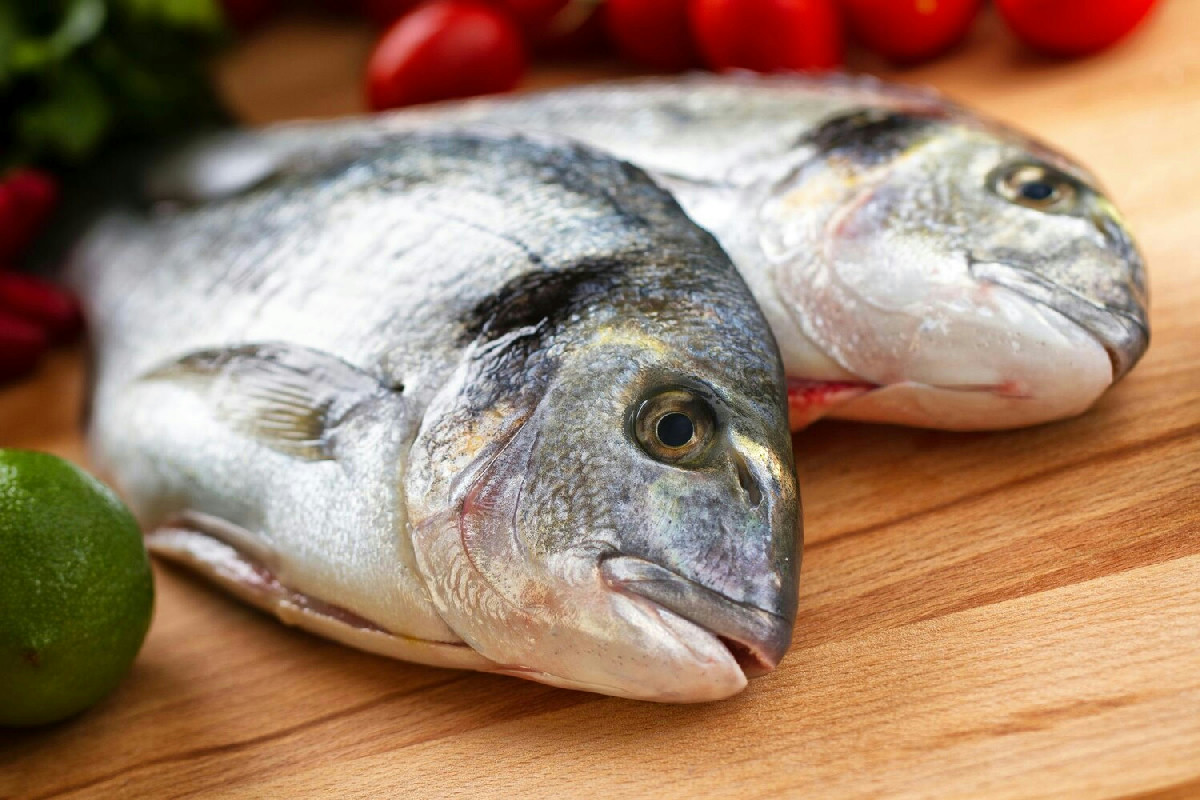 Scopri l’orata alla mediterranea perfetta per chi ama i sapori freschi e leggeri del mare