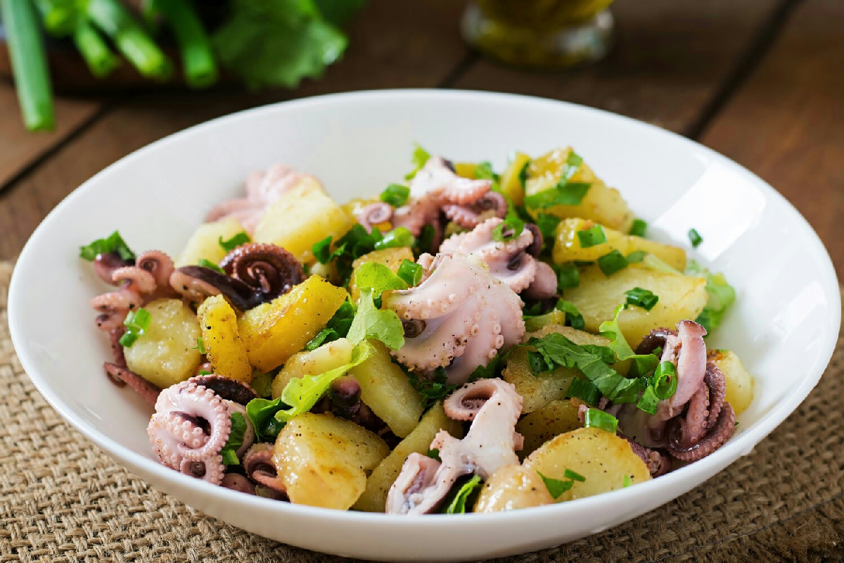 Il segreto per un’insalata di polpo tenera con crema vellutata di patate perfetta