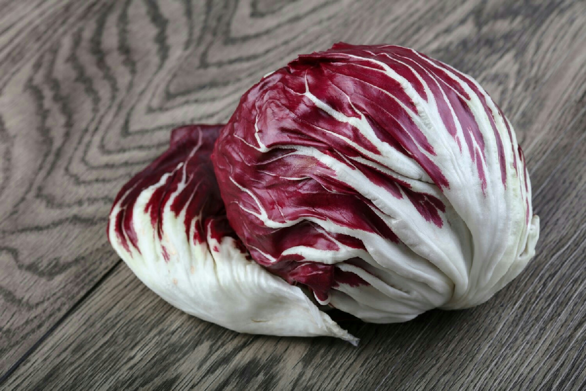La vellutata di radicchio: un piatto caldo che avvolge con i sapori intensi dell'autunno