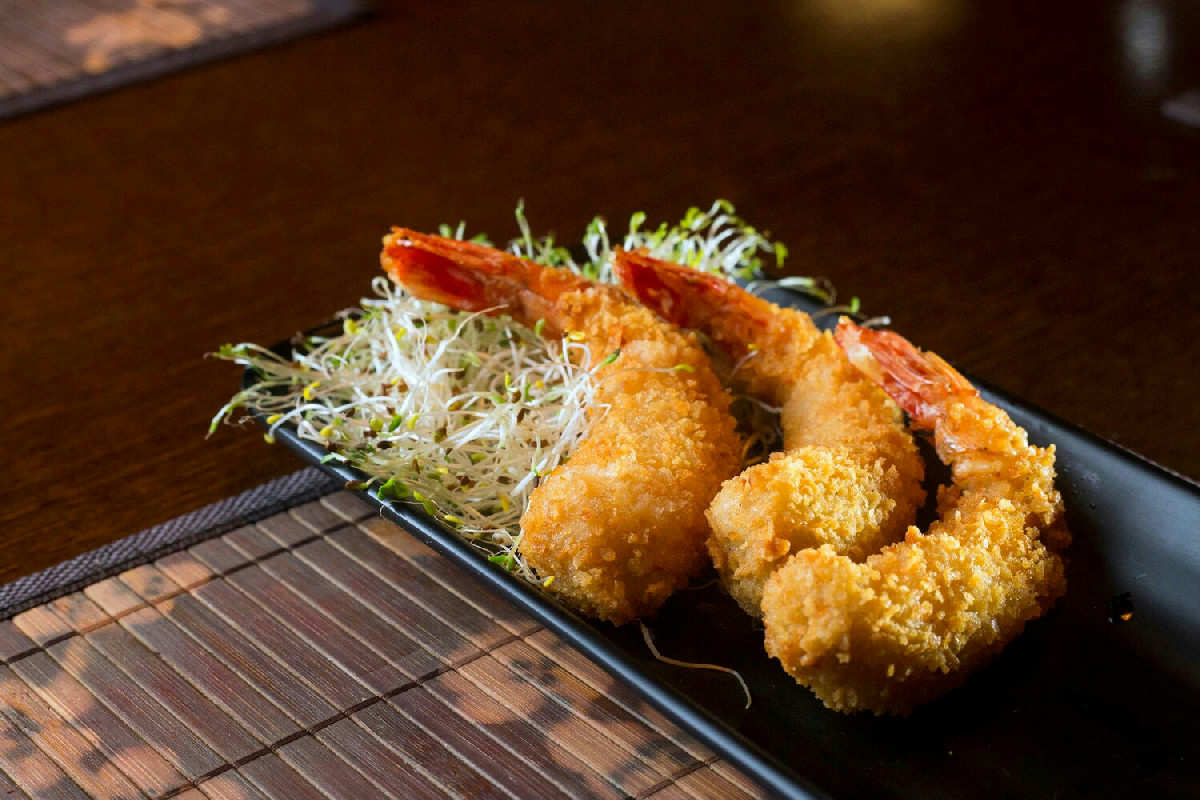 Brodo orientale ricco di sapori croccanti: gamberi in pastella leggera e profumi di mare