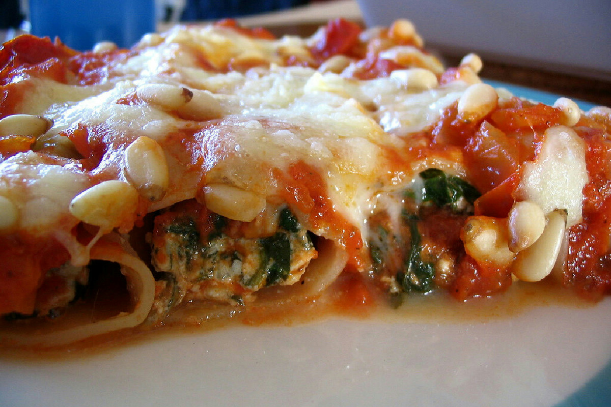 I cannelloni ripieni di spinaci e ricotta sono il comfort food ideale per l’autunno in tavola
