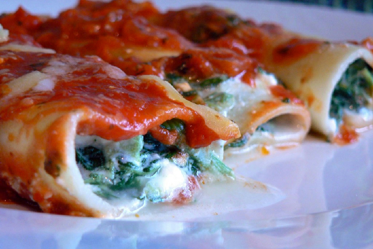 I cannelloni ripieni di spinaci e ricotta sono il comfort food ideale per l’autunno in tavola