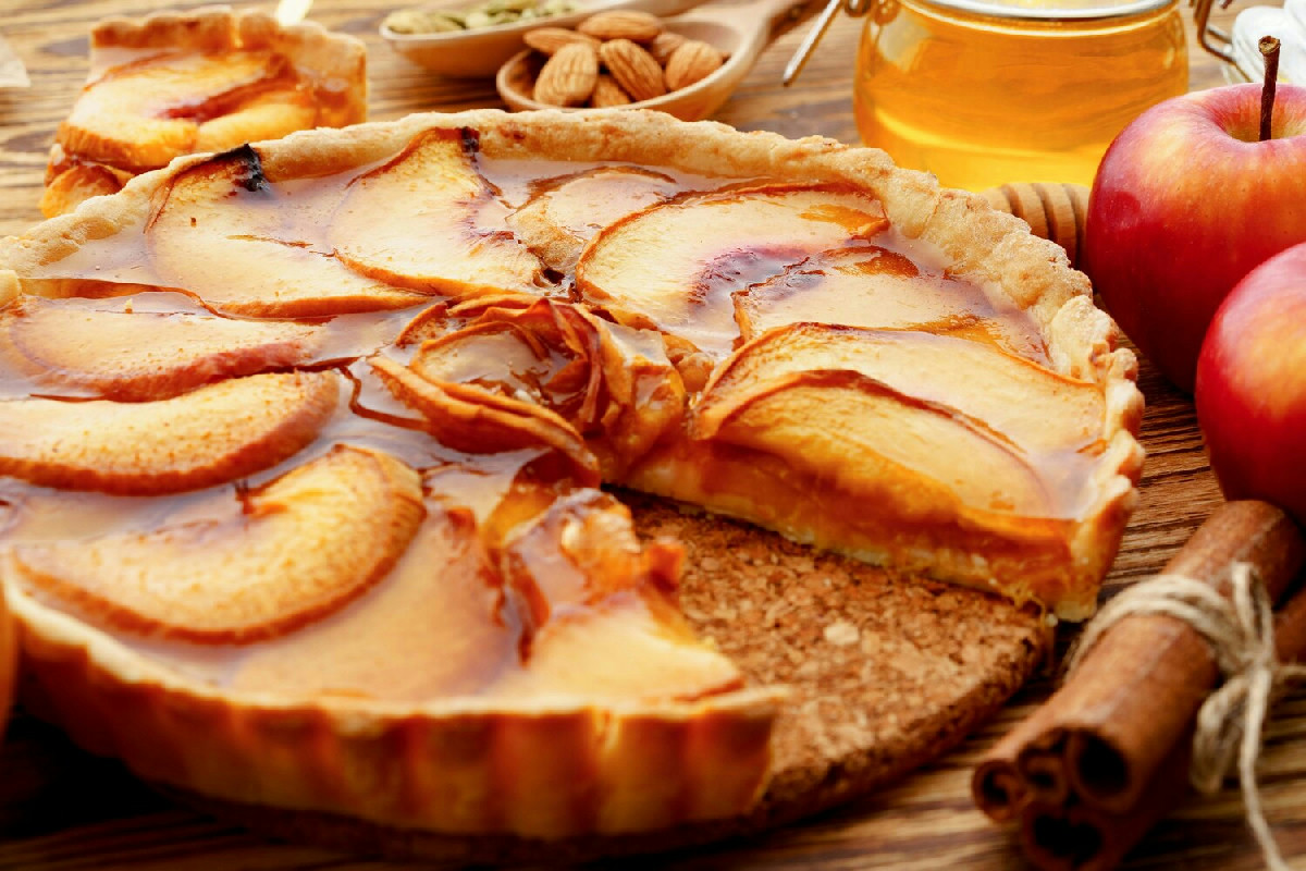 Chi ama i dolci con le mele apprezzerà questa ricetta senza forno, pronta in meno di 10 minuti