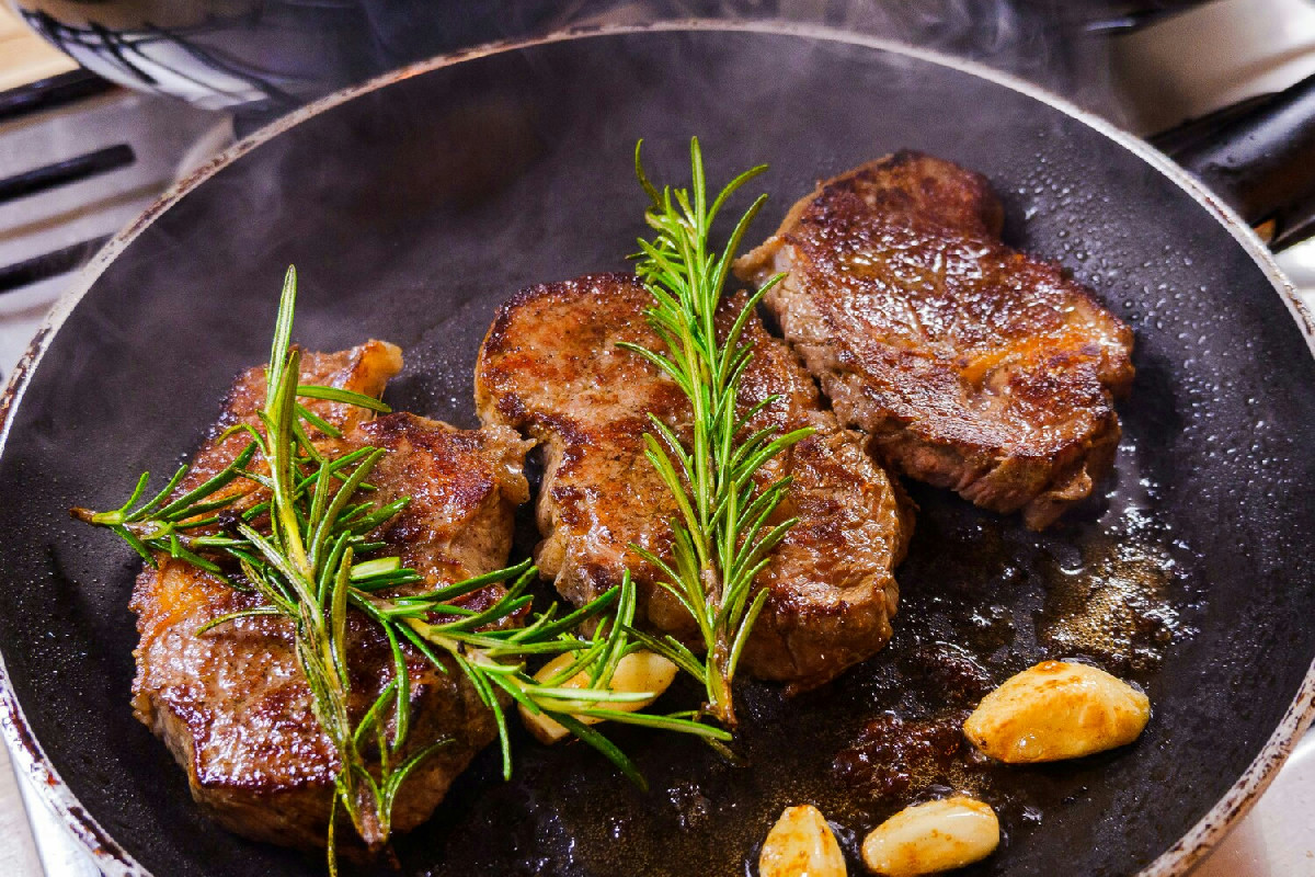 Cosa distingue una bistecca T-bone di manzo perfettamente grigliata dal solito taglio