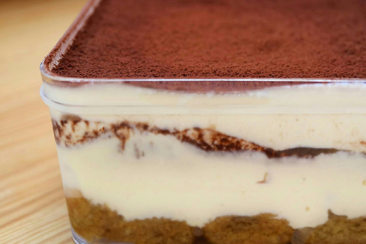 Cosa succede quando il classico tiramisù diventa un dolce caldo e morbido cotto al forno
