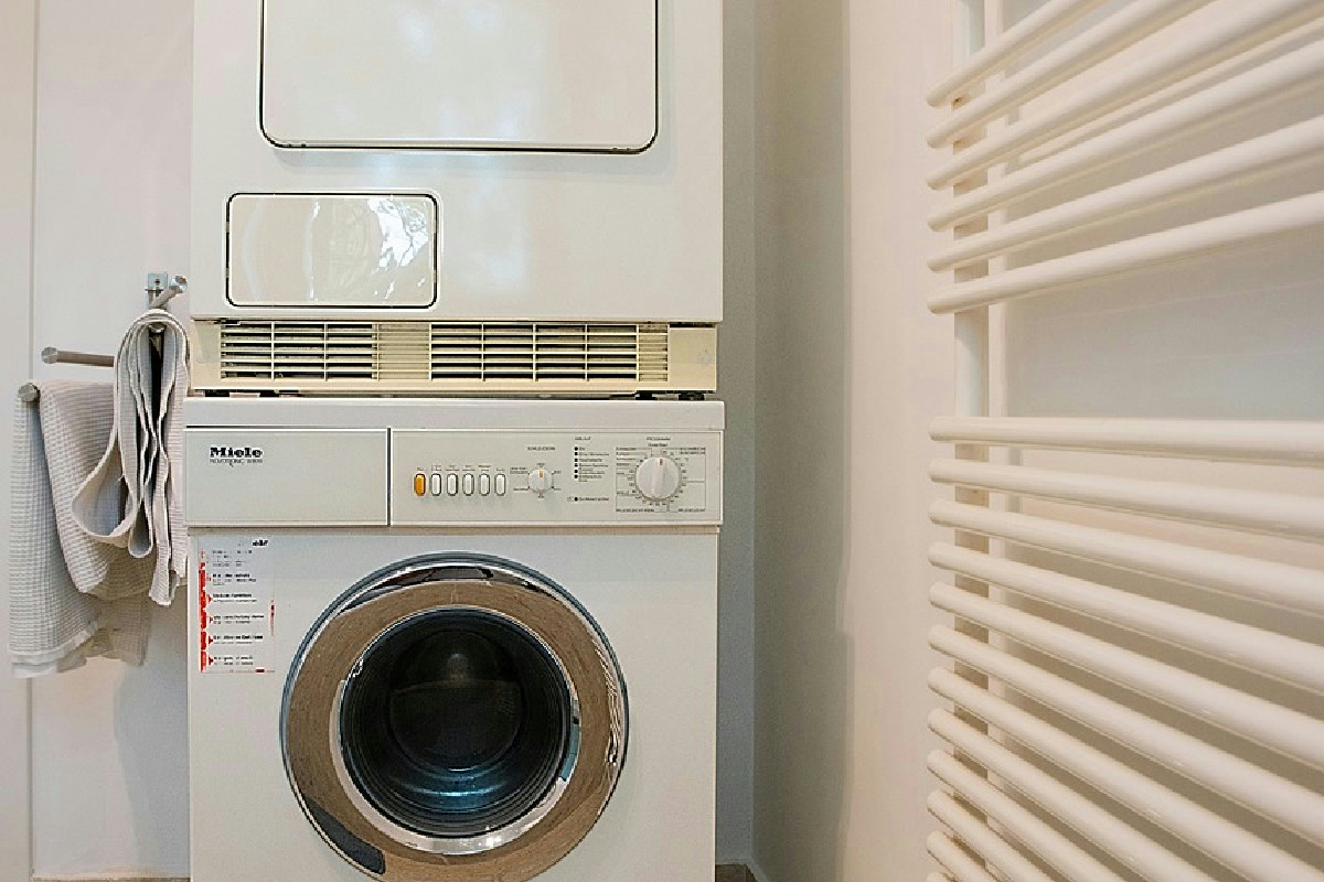 Cosa succede ai vestiti quando si inserisce una busta di plastica nel cestello della lavatrice