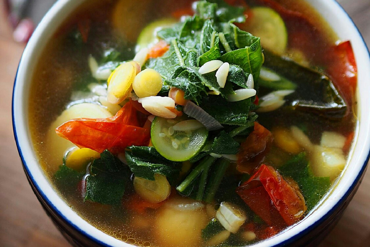 Eliminare il gonfiore addominale con un minestrone leggero senza legumi: il segreto da scoprire subito