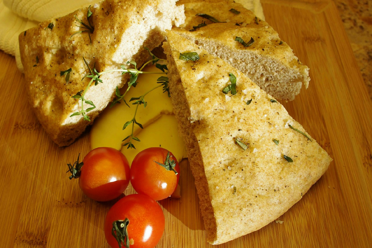 La focaccia con patate: come preparare un pranzo veloce, speciale e genuino in pochi minuti