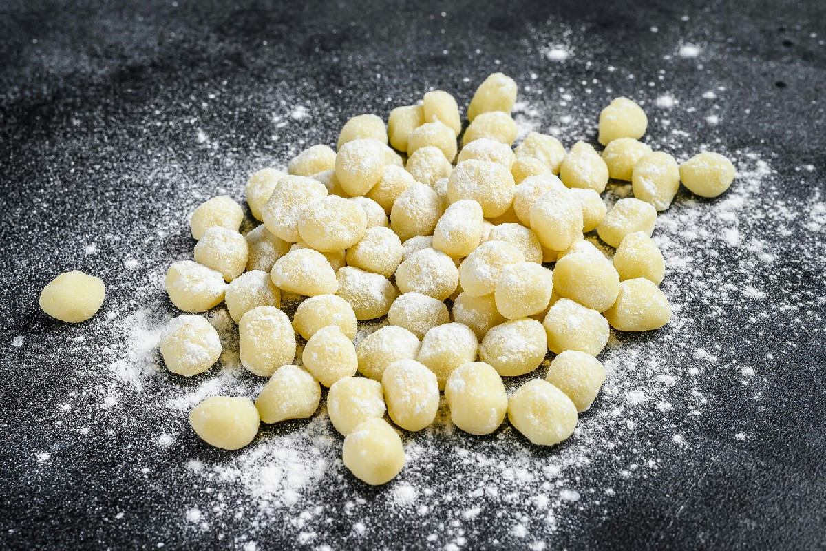 Gnocchi facili con 2 ingredienti per un pranzo veloce dal gusto semplice e raffinato